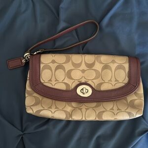 Coach wristlet/sachel
SILVER/KHAKI/BURGUNDY